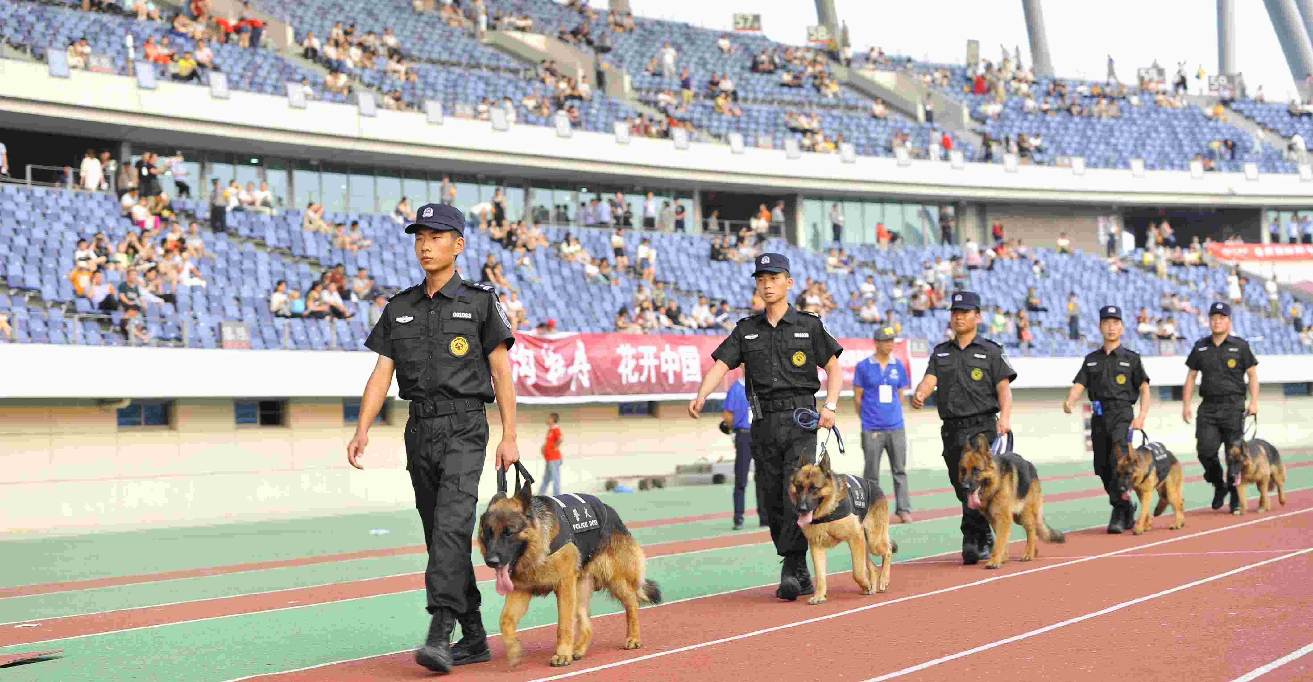 公司为大型活动提供犬防服务_副本